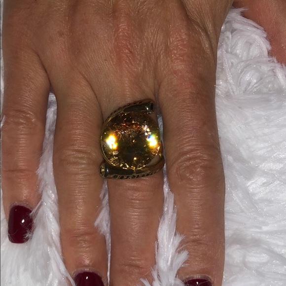 Jewelry - 💍Women’s ring color is peace stone